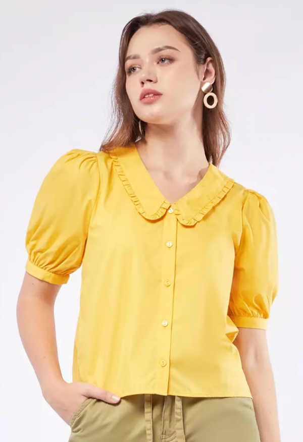 Blus dengan kerah Peter Pan